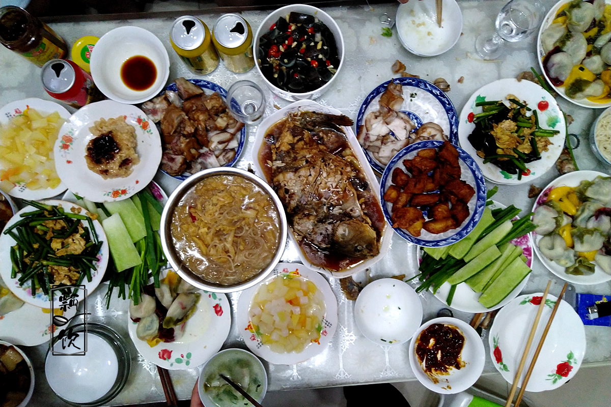 今年的元宵节晚餐,凑这么一大桌饭菜,太难得了,感动得差点落泪