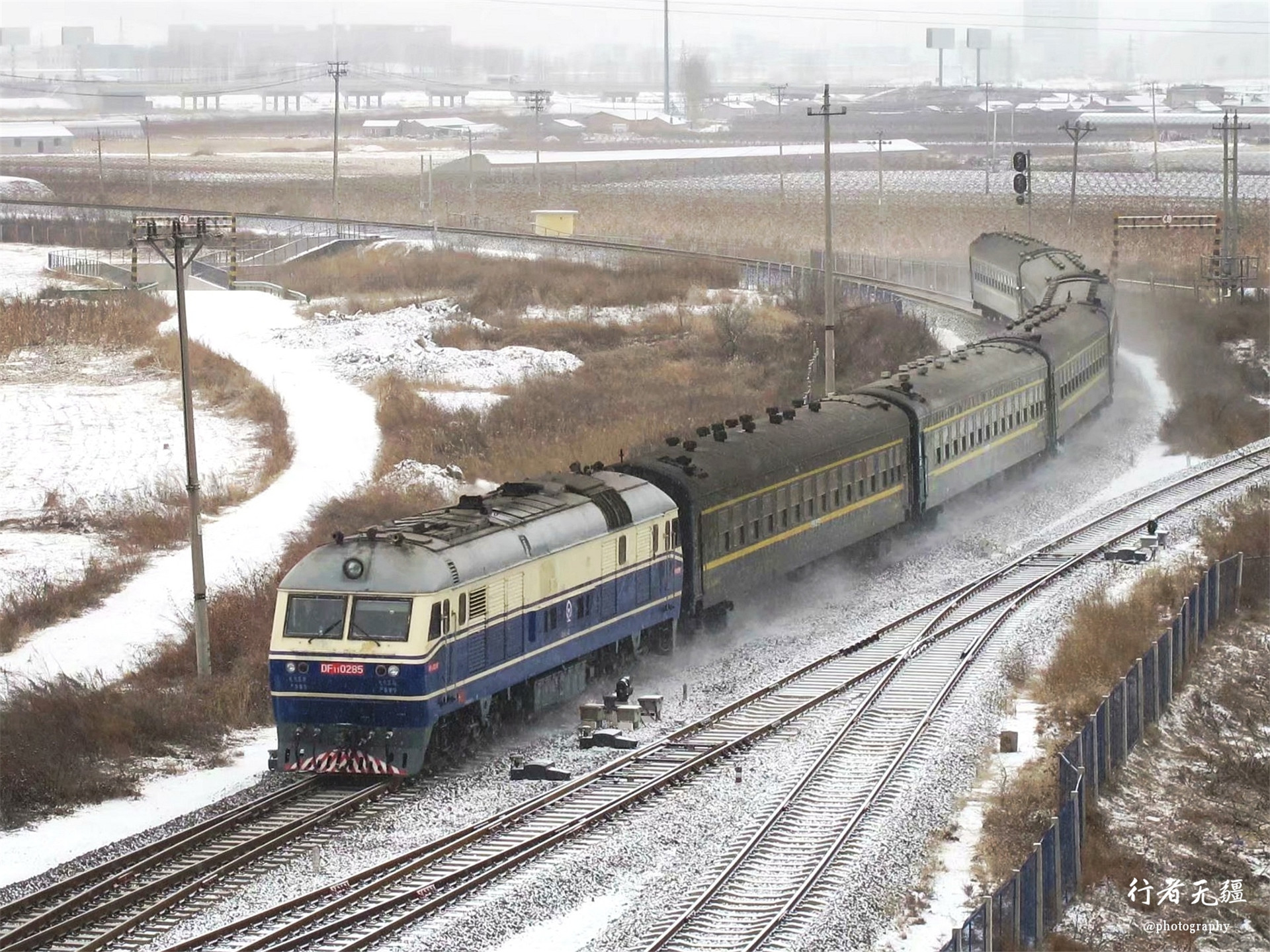 跨越布尔哈通河迎雪开往朝鲜族自治州延边的df11内燃旅客列车