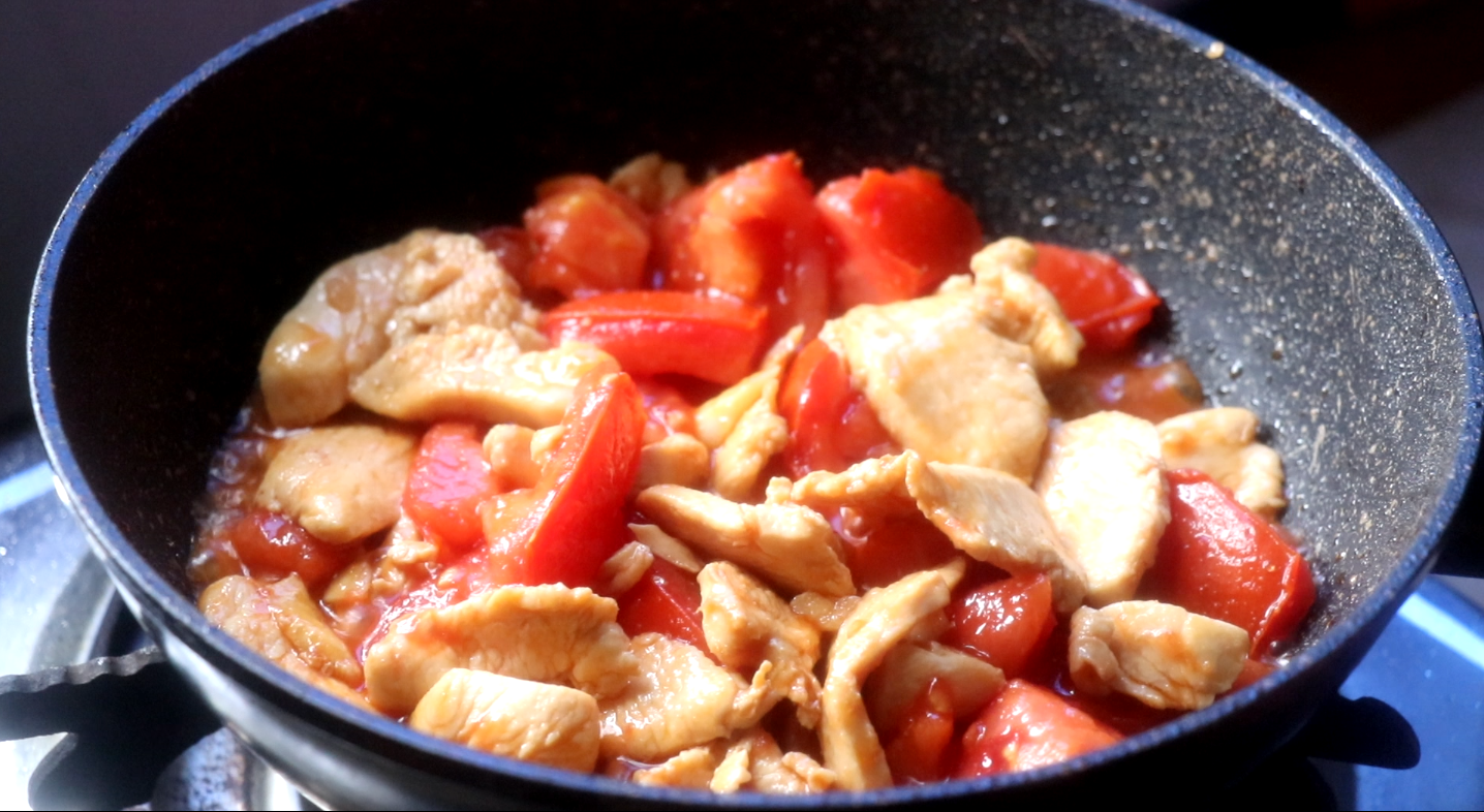 鸡胸肉加西红柿这样做太香,不炸不烤不煮汤,出锅连汤汁都不剩!