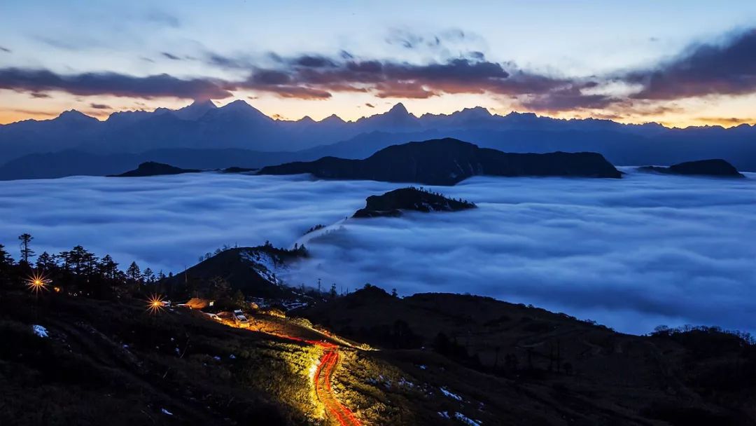 牛背山四周群山环绕层次分明,云海,雪山,佛光,日出,晚霞,星空这六绝