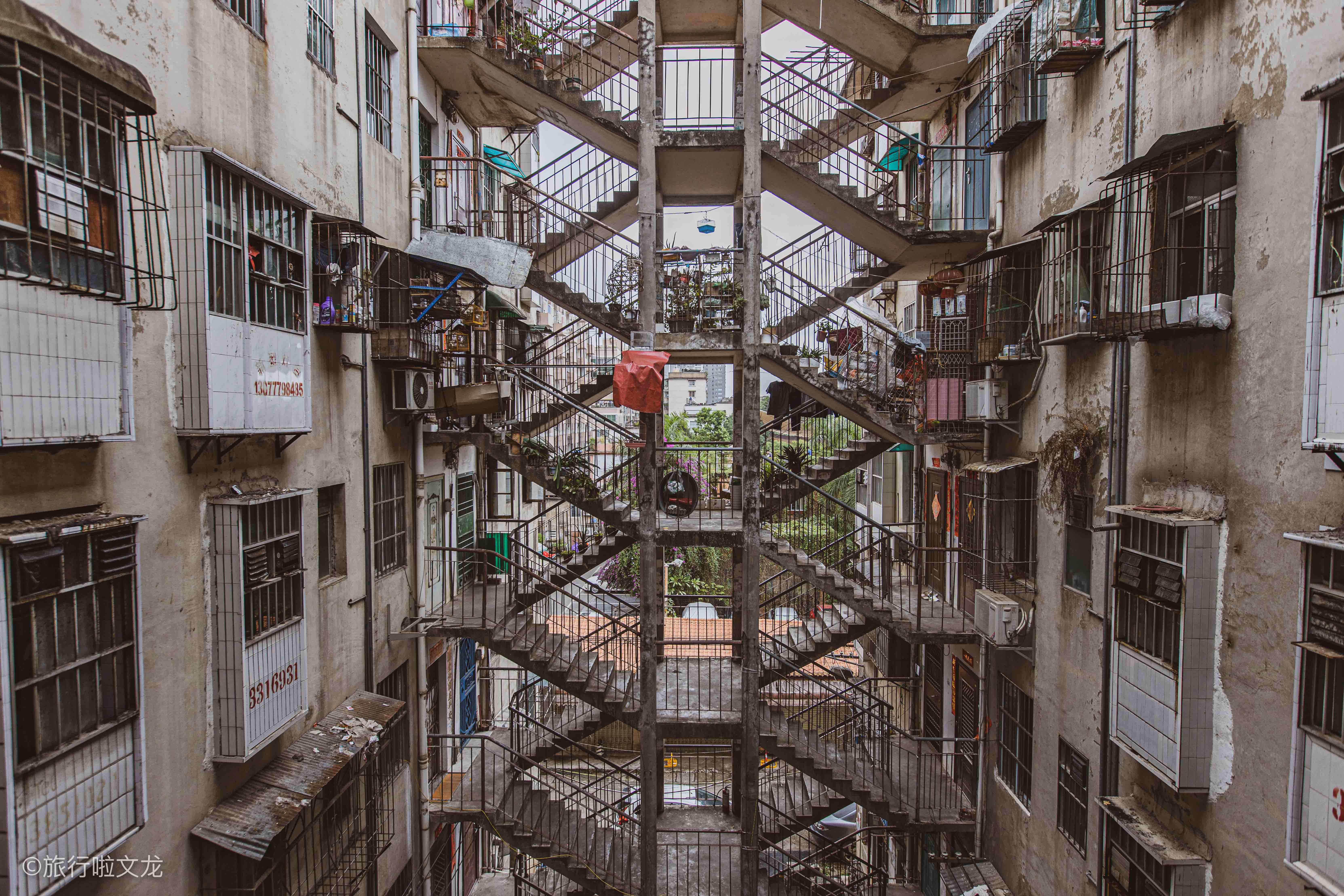 南宁鸳鸯楼,这个古老的建筑倔强地立在高楼大厦间,有跨越时空感