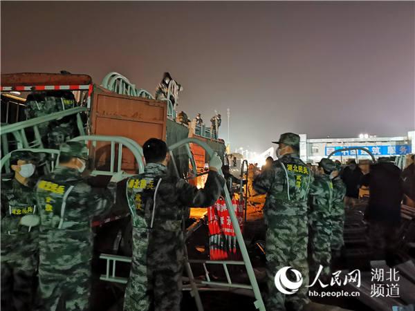 民兵队员在火神山医院卸载医疗物资
