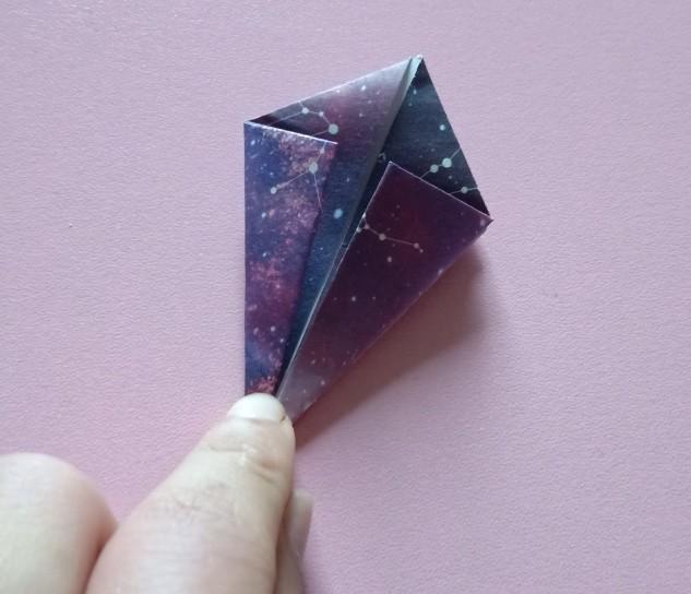 一款简单的钻石折纸 材料准备:15×15cm纸张一张,双面胶.