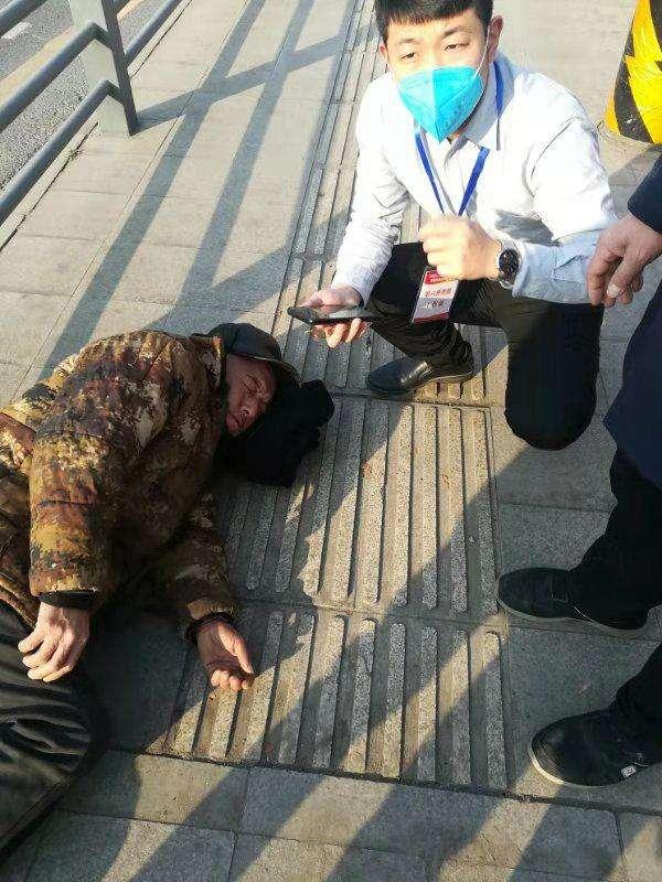 寻找这位帅小伙!郑州街头老人未戴口罩倒地 他脱下外套救人