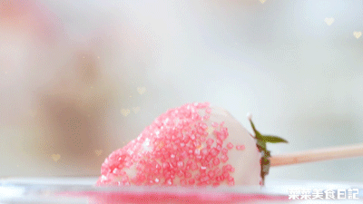 或者将裹好巧克力的草莓,轻轻在彩色晶体糖上蘸一圈,再放在烤盘上