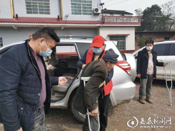 "这是2月13日出现在涟源市杨市镇湖坪村暖心的一幕.