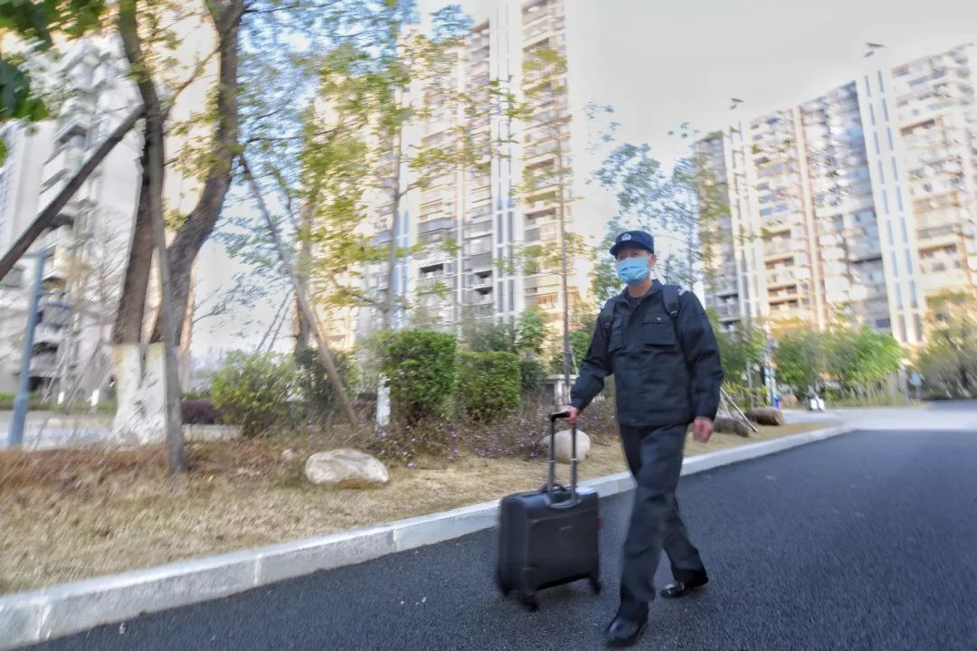 战疫情龙岩一个老警察的背影