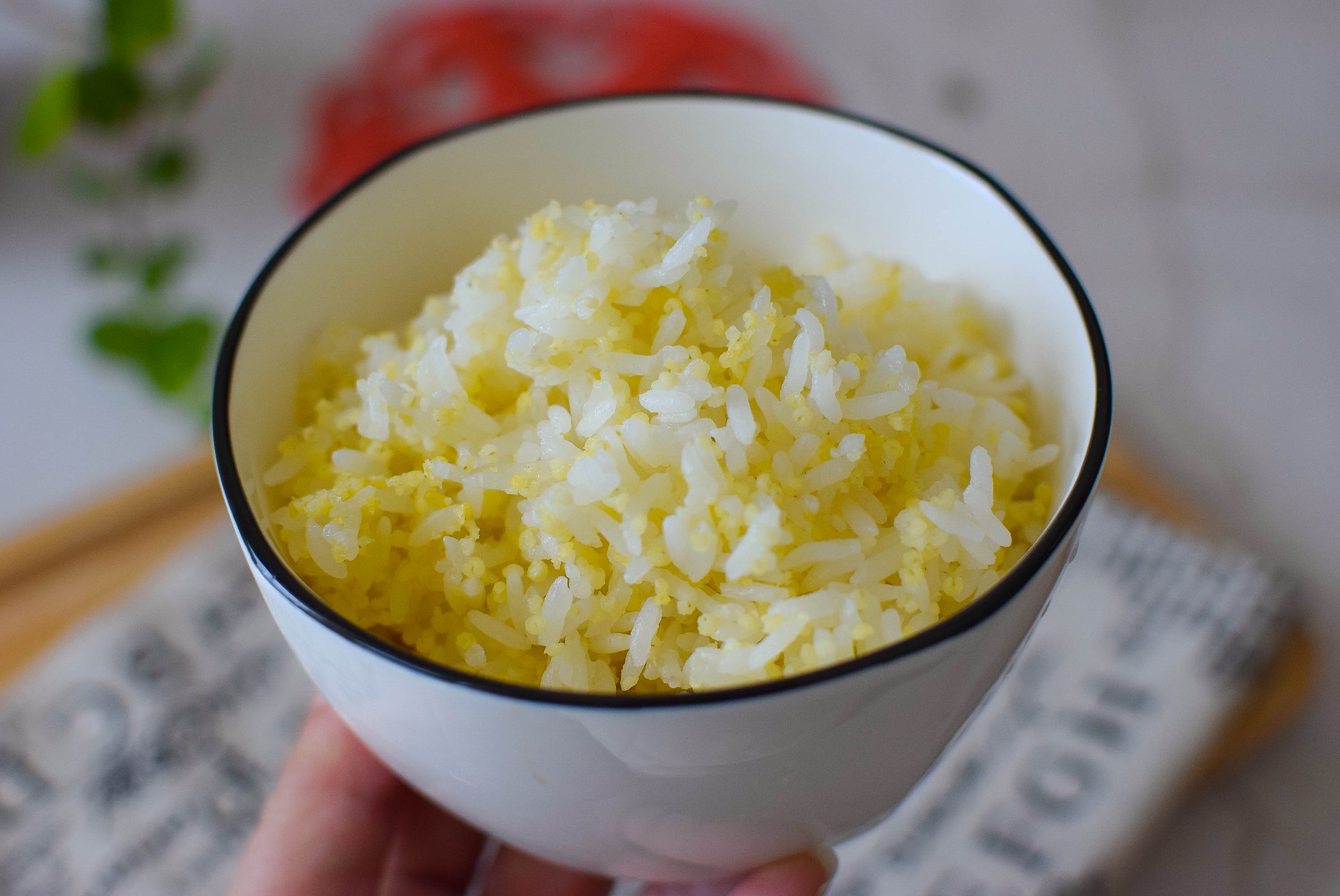 米饭是二米饭,二份大米一份小米一起蒸就可以了,丰富米饭的营养,比