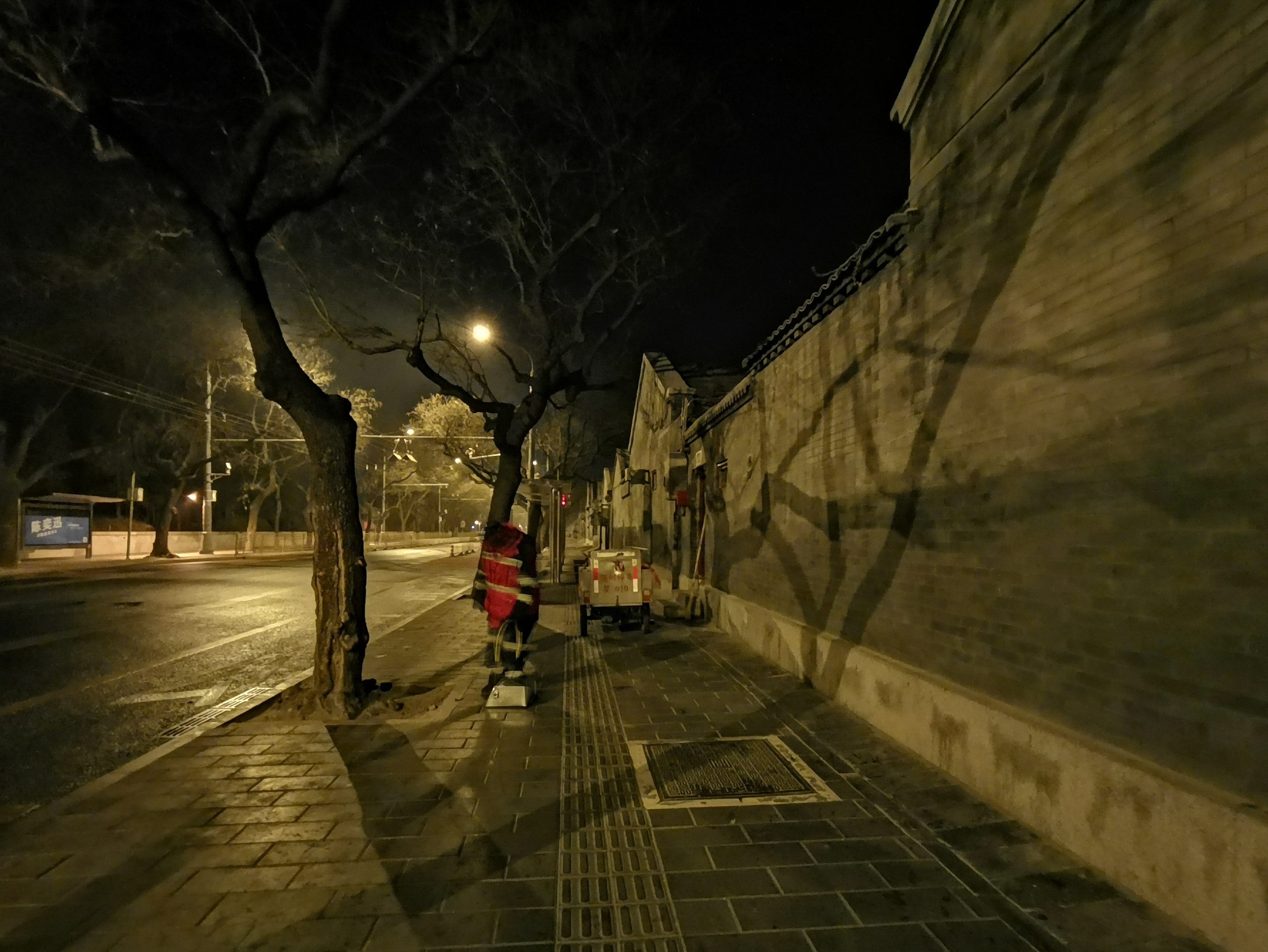 凌晨六点的北京:整条街安静又神秘,他们忙碌的身影真的很迷人