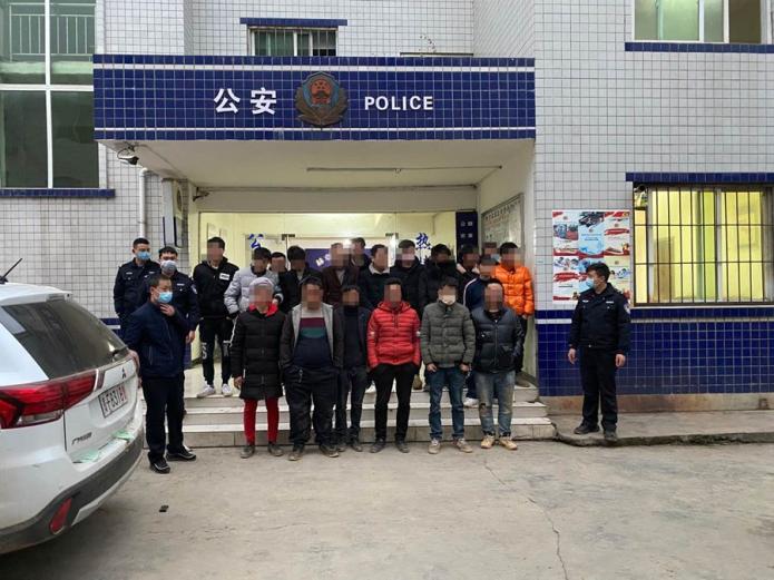 贵州赫章县23人聚众赌博正酣,民警火速出击一锅端!