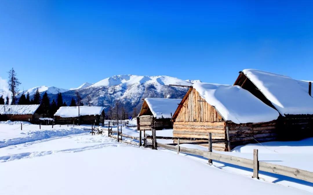 新疆的冬季,天空和大地仿佛离得特别近,万里晴空,一碧如洗,在这里仿佛