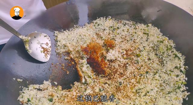 老刘在老家用土灶做菜饭,满满一大锅,全家围着啃锅巴