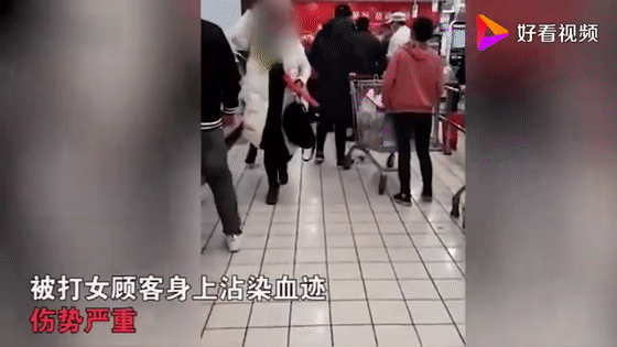 这个行为导致该男子当场失控,狠狠痛殴了两女子