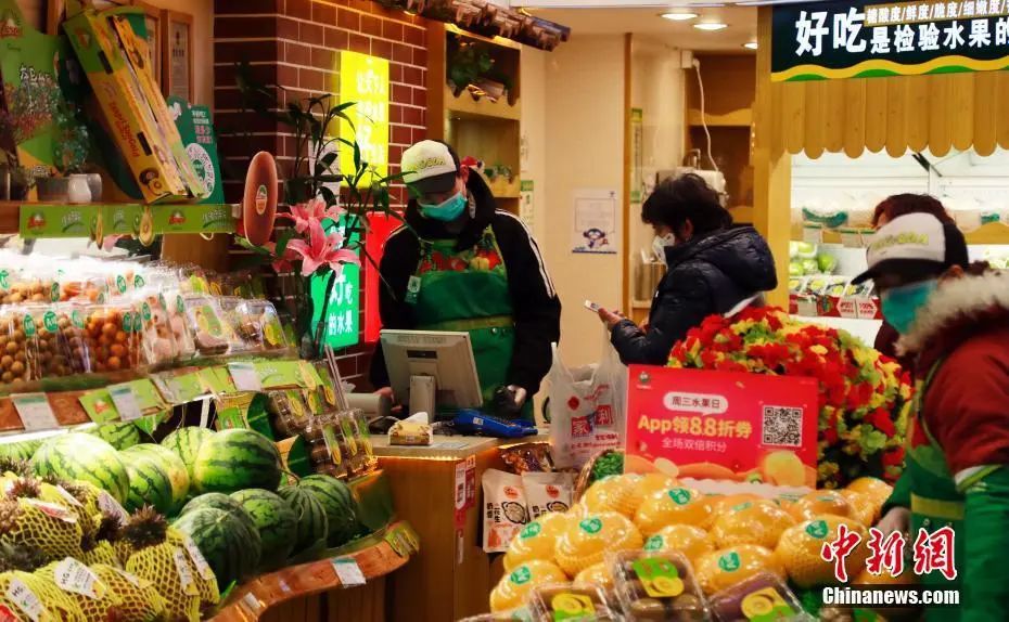 上海民众在街边的水果店买水果