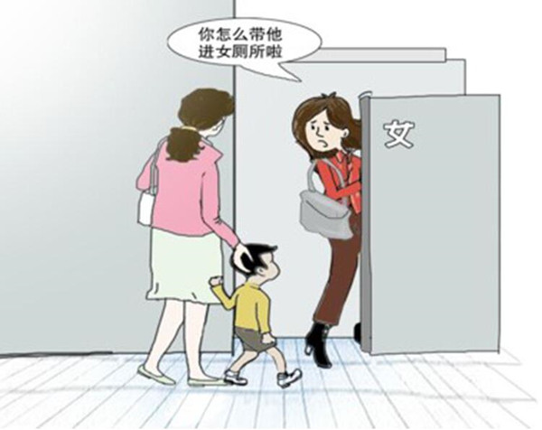 宝妈带6岁男孩进女厕所,被质疑后反怼:孩子还小,又不懂事!