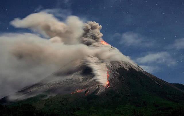 印度尼西亚默拉皮火山喷发 致梭罗机场暂时关闭