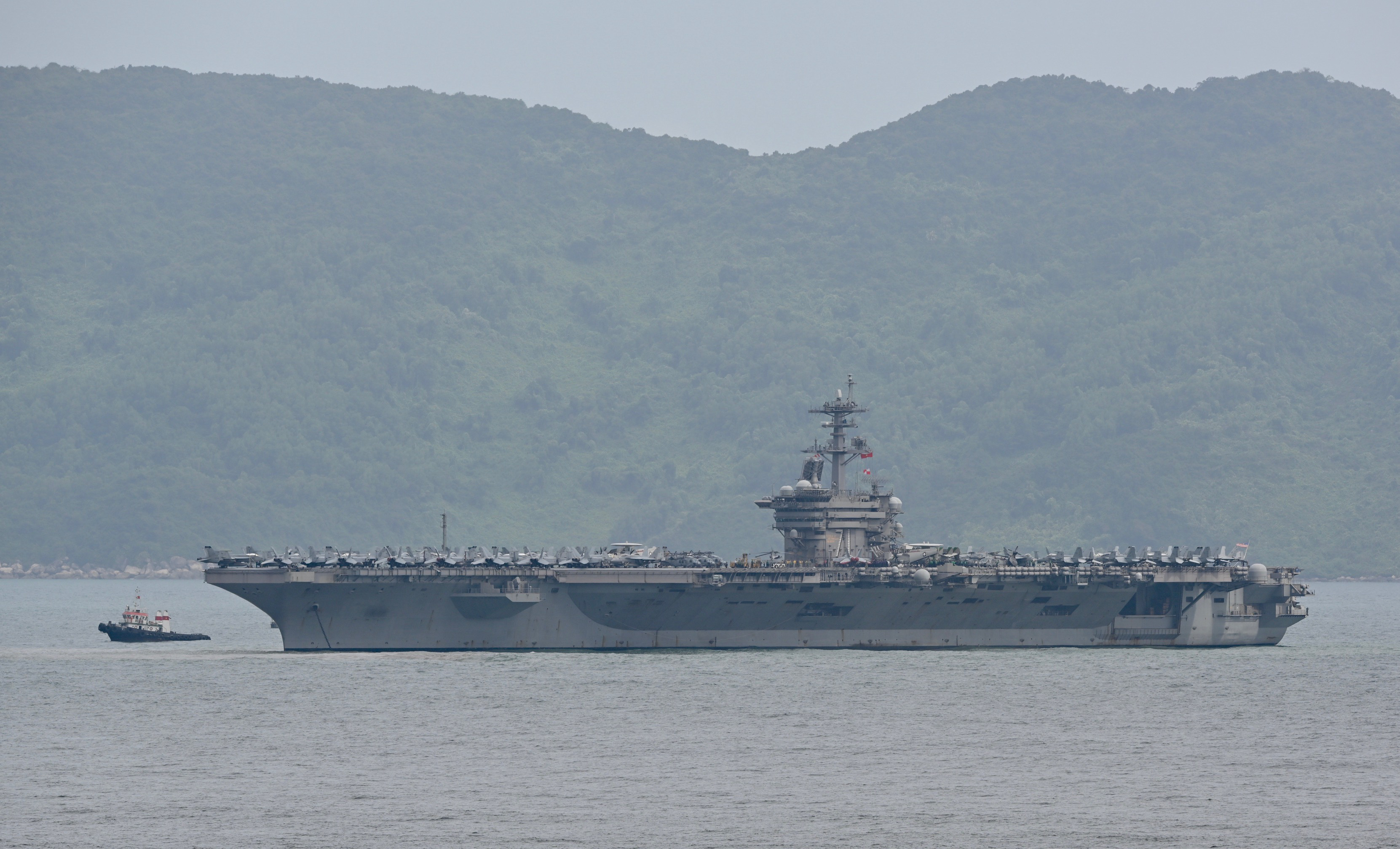 "邦克山"号导弹驱逐舰目前已经靠泊在岘港港口,人们可以直接从港口登