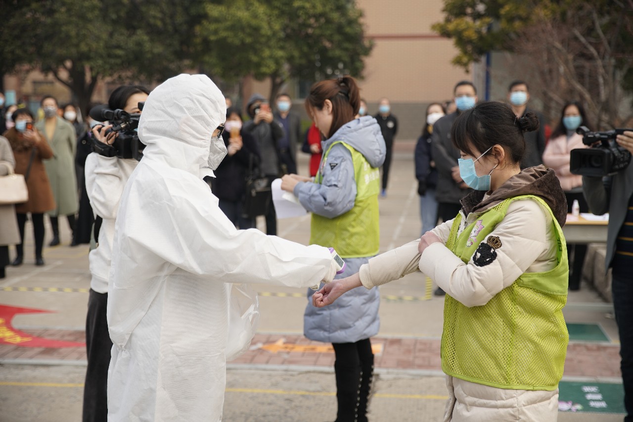 发现体温异常学生怎么办?本报记者直击学校防疫实战演练