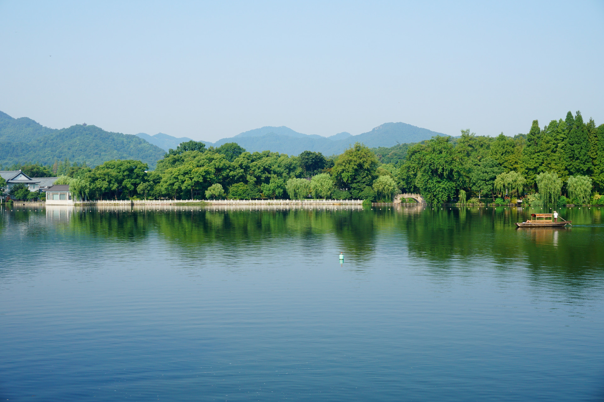 西湖 吴惟信就用这首诗描写了清明时西湖美丽的苏堤和游人游春热闹的