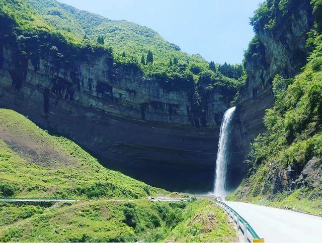 主要旅游景点有小三峡之称的总溪河风光,雄奇壮观的吊水岩瀑布,碧波