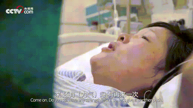 像一只憋红脸的老母鸡.