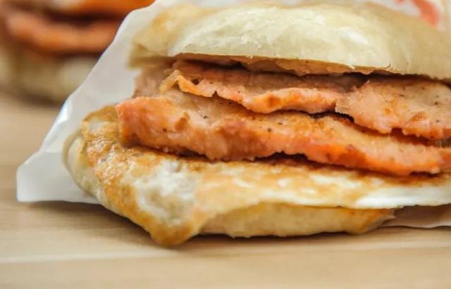 烧饼夹里脊,这可是小吃界的王者,每个人都品尝过它的美味!