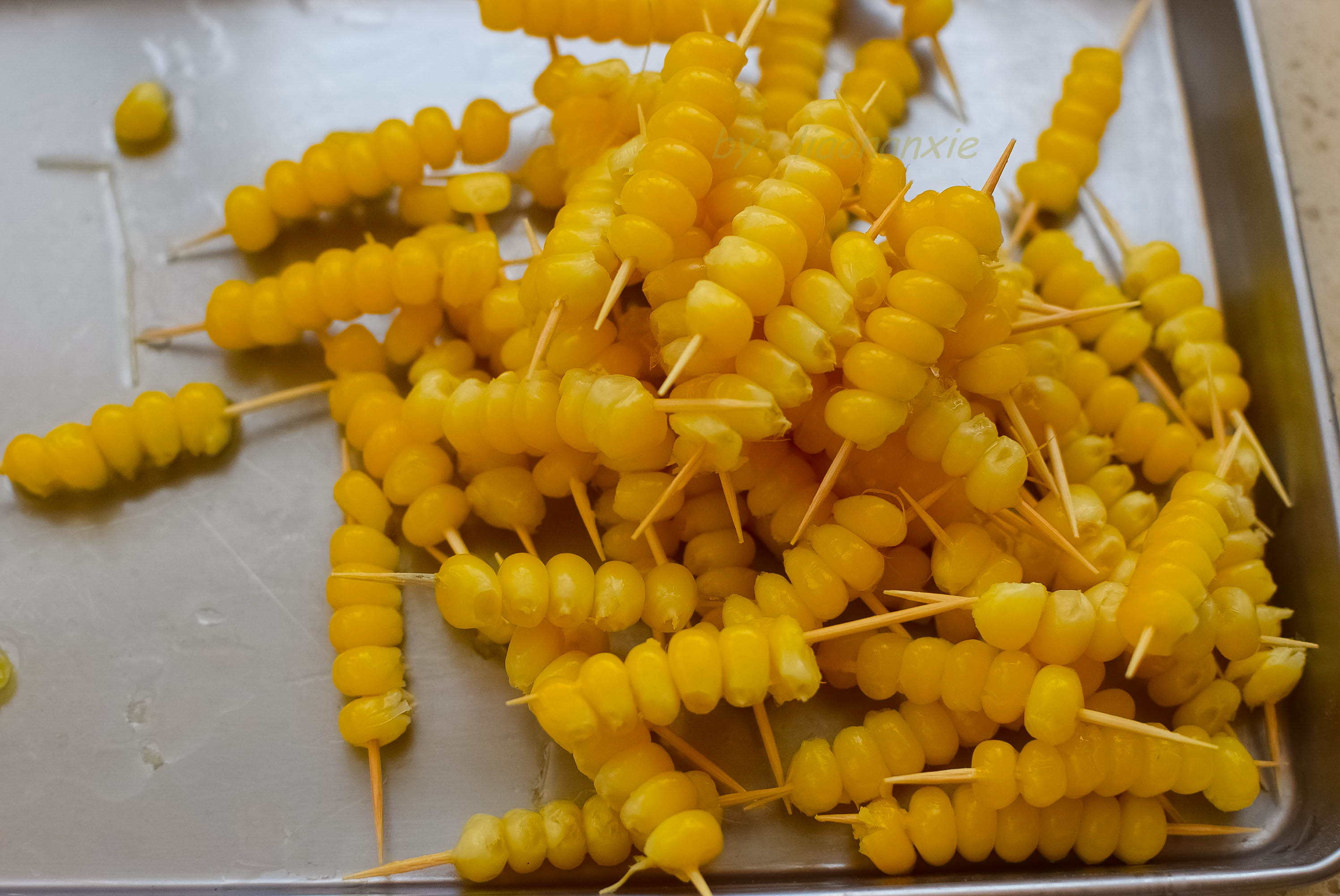 4,一根玉米全都串成玉米粒串串,一个大玉米棒子就能做一盘.