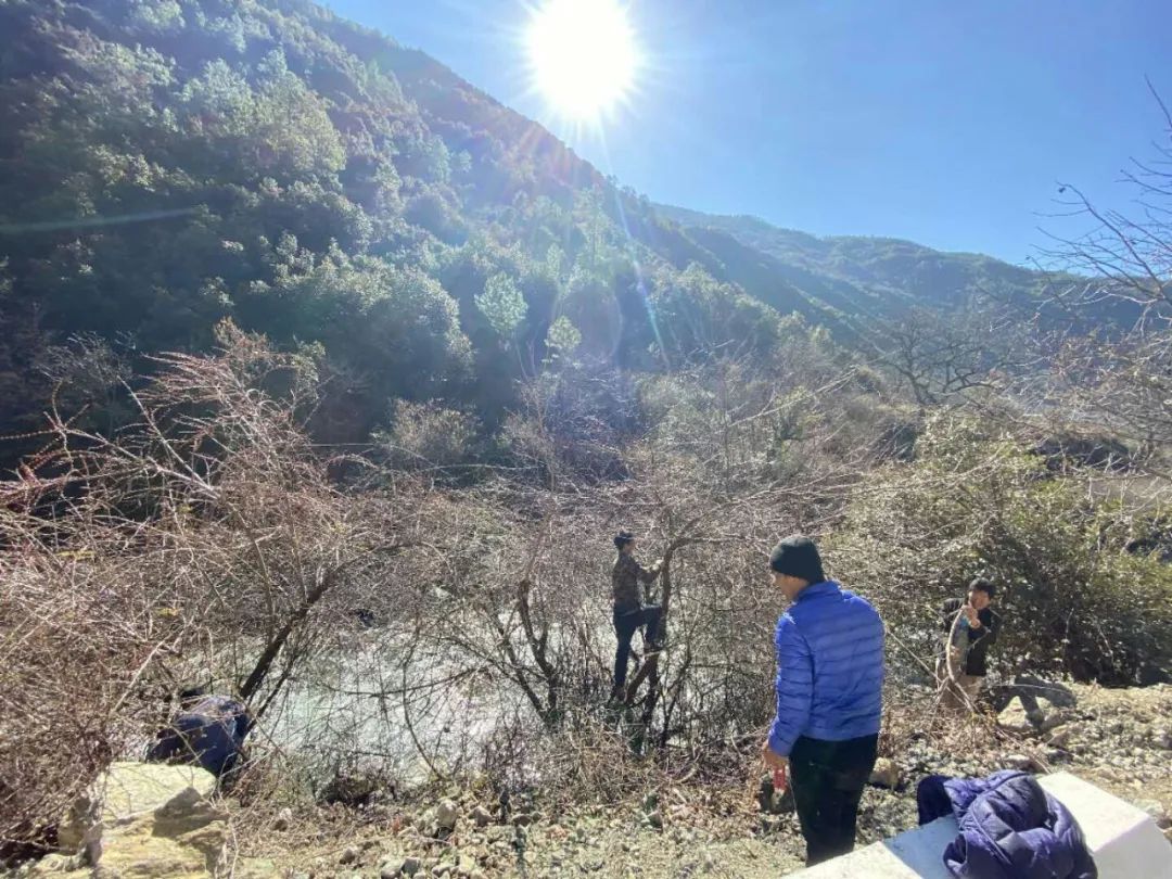 "相约春天,栽种生命希望"德钦县霞若乡但也阻挡不了我们对春的美好