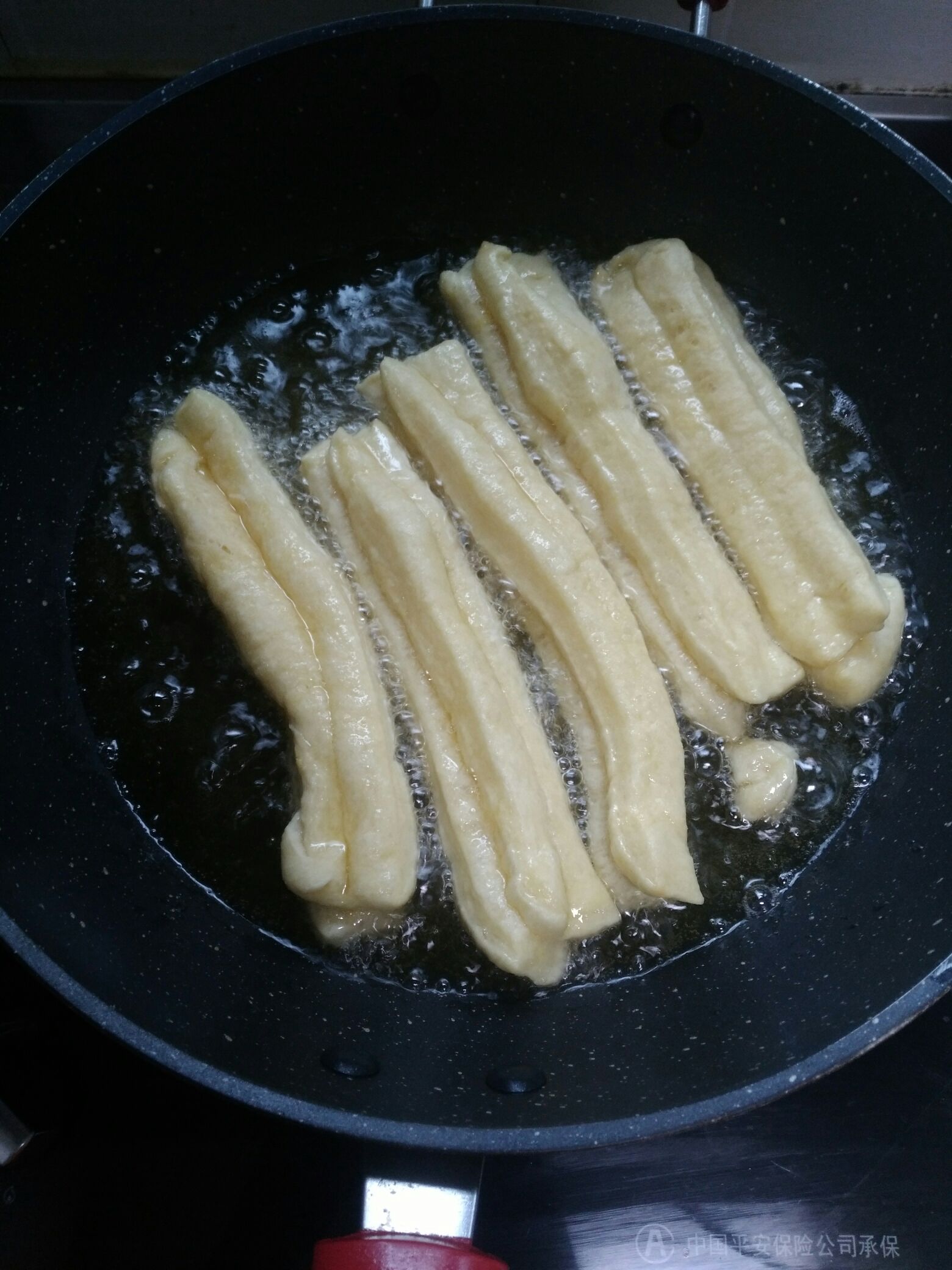 油条一凉就变硬?和面手法肯定错了,教你这样和面,油条松软美味