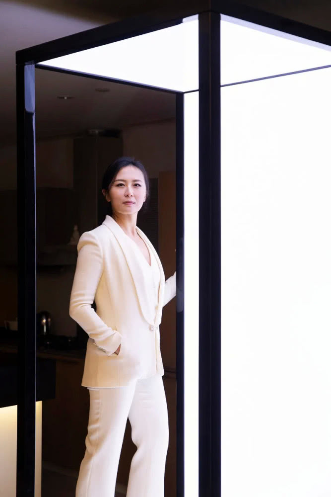 如此"开挂"一般的人生简历,属于我们今天的主人公——金刻羽.