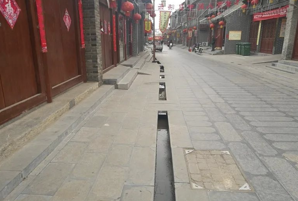 在钟楼街道办事处的支持下,日前,汝州市城市管理局针对中大街道路两侧