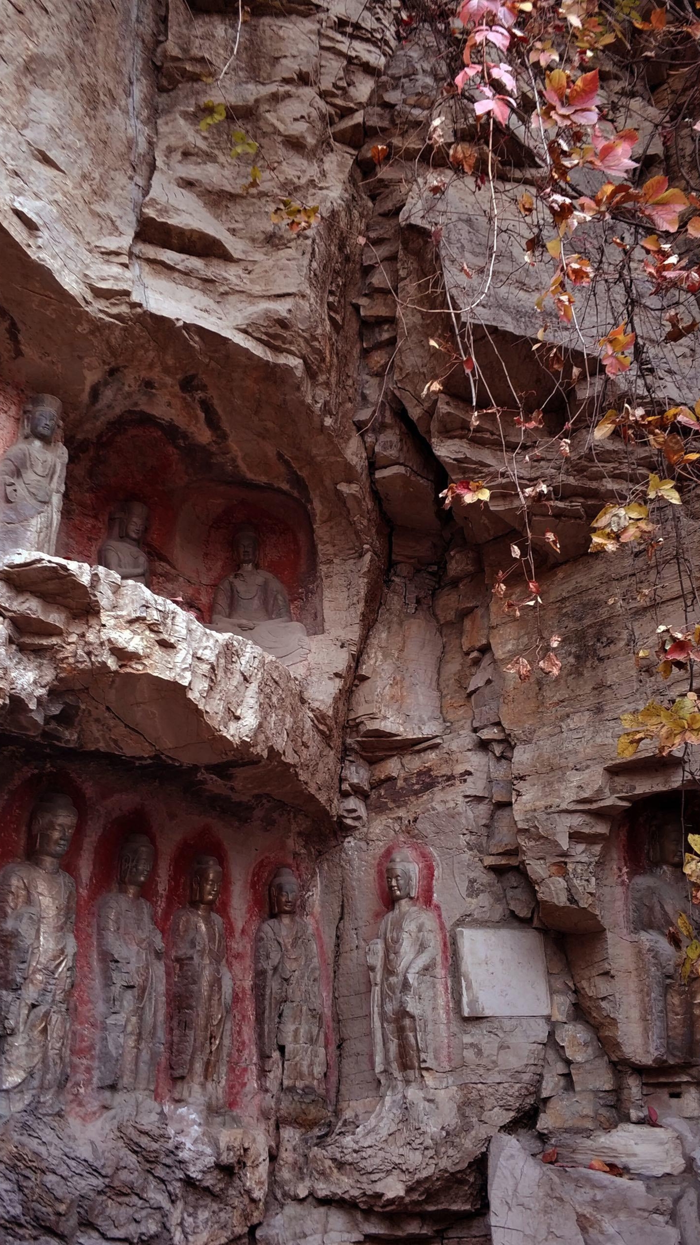 位于千佛山北麓的万佛洞,则是一处兴建于90年代的大型佛教建筑群.