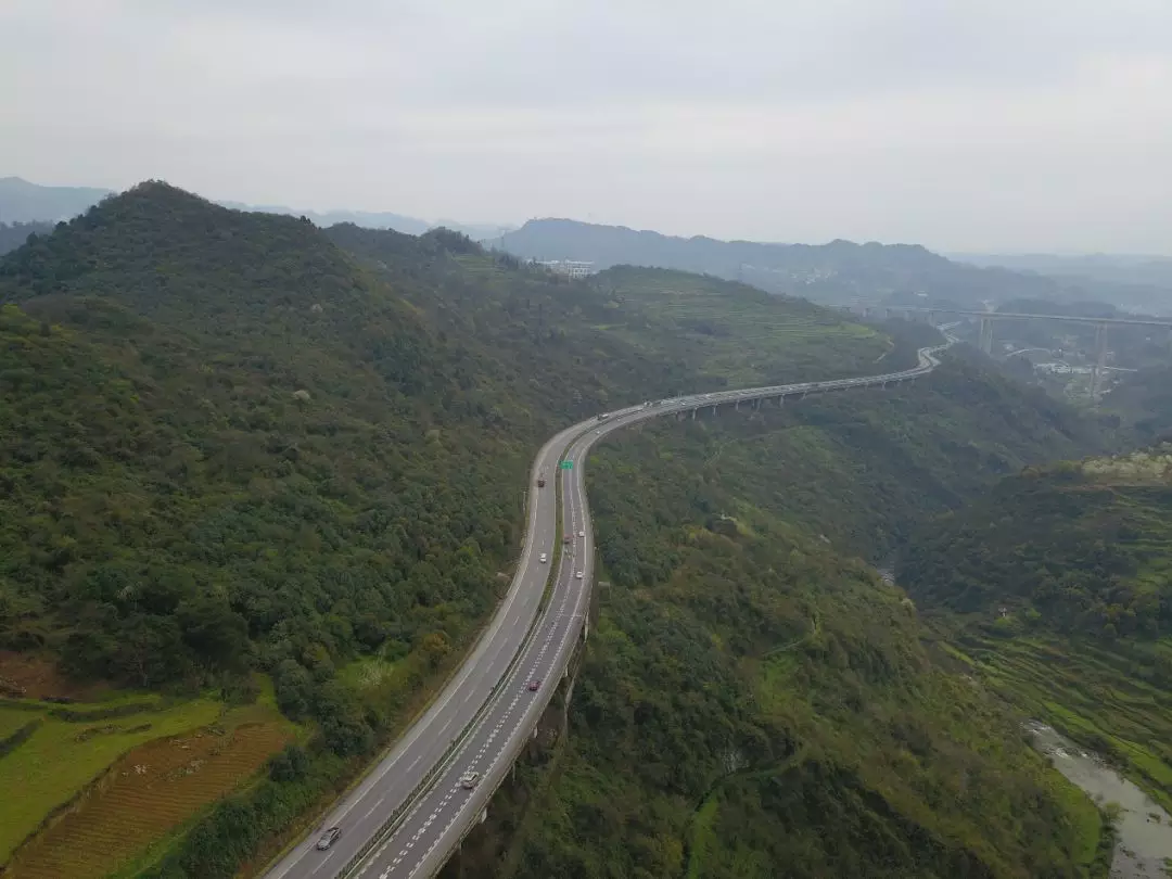 前往贵阳方向的车辆可以从贵遵路进入江都高速绕行遵贵复线或从小寨坝