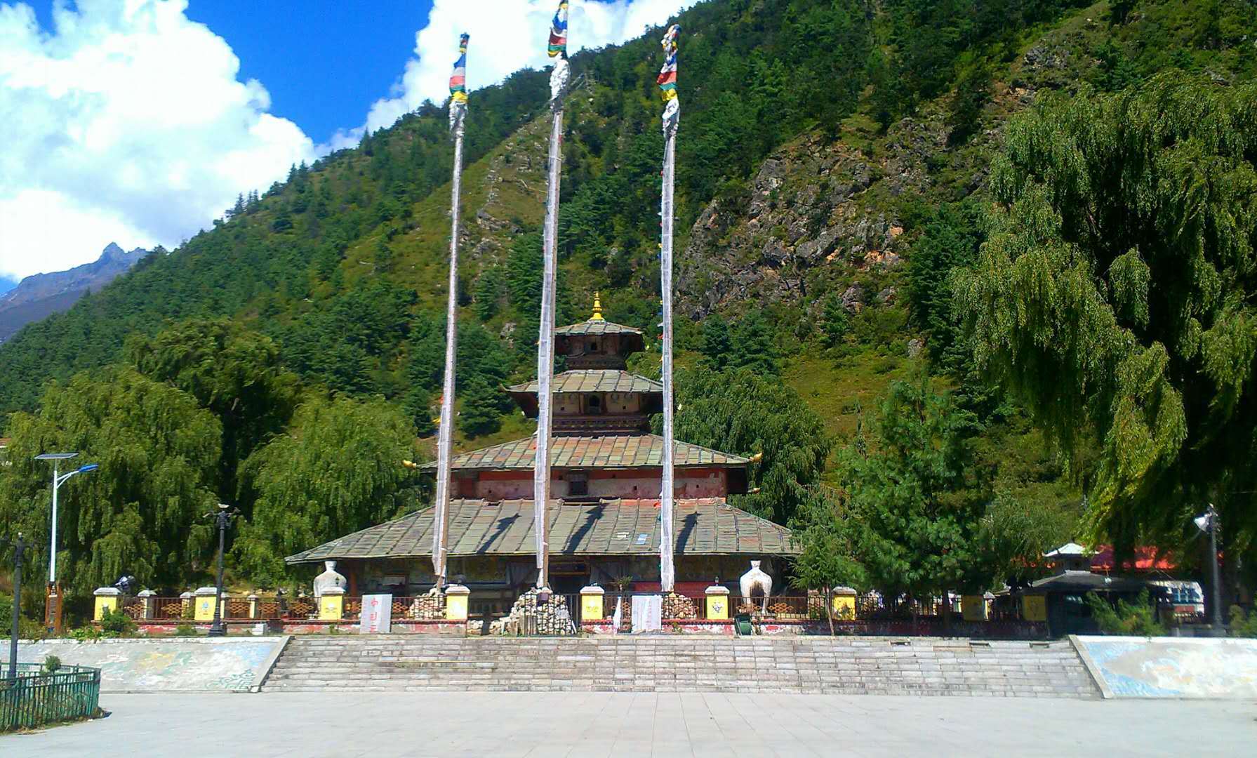 帕巴寺,县级文物保护单位.位于吉隆镇东部,海拔2850米.