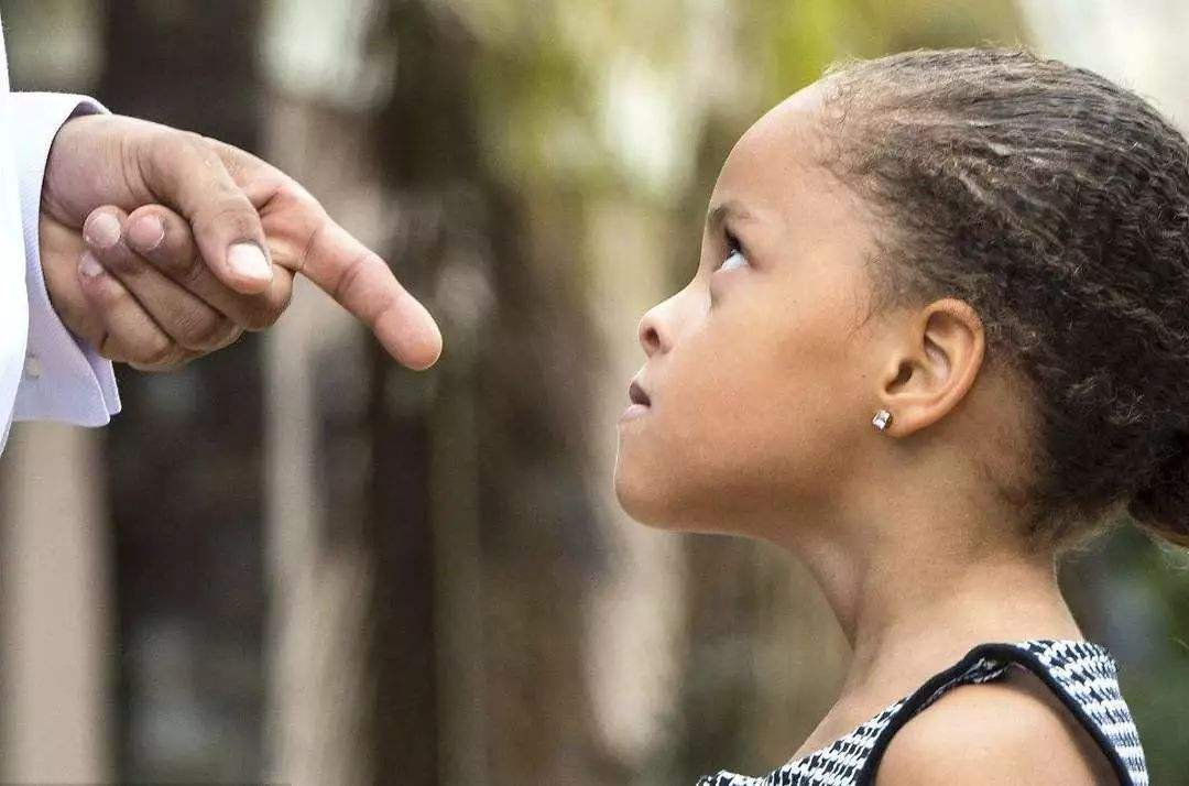 宝宝发脾气,最糟糕的是方法是以暴制暴!学会这三招不怕娃发脾气