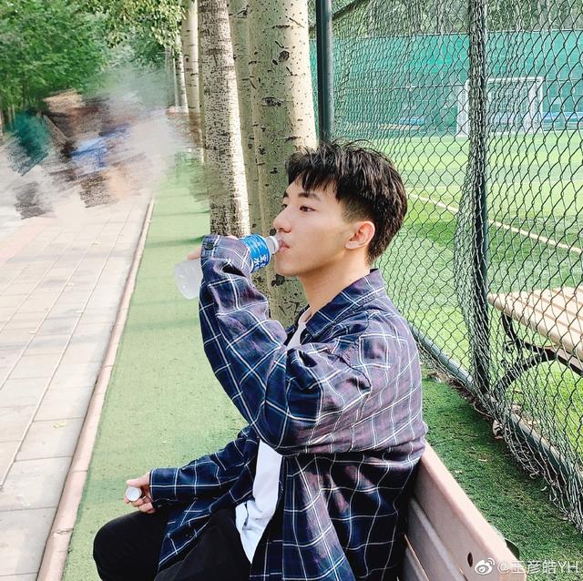 男神王彦皓背部训练法 2个动作回归挺拔身姿