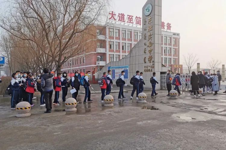 东胜区实验中学初三年级学生错峰返校报到