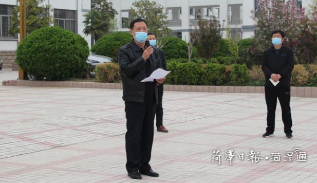 演练开始前,菏泽一中副校长,人民路校区执行校长朱效同做演练前的动员