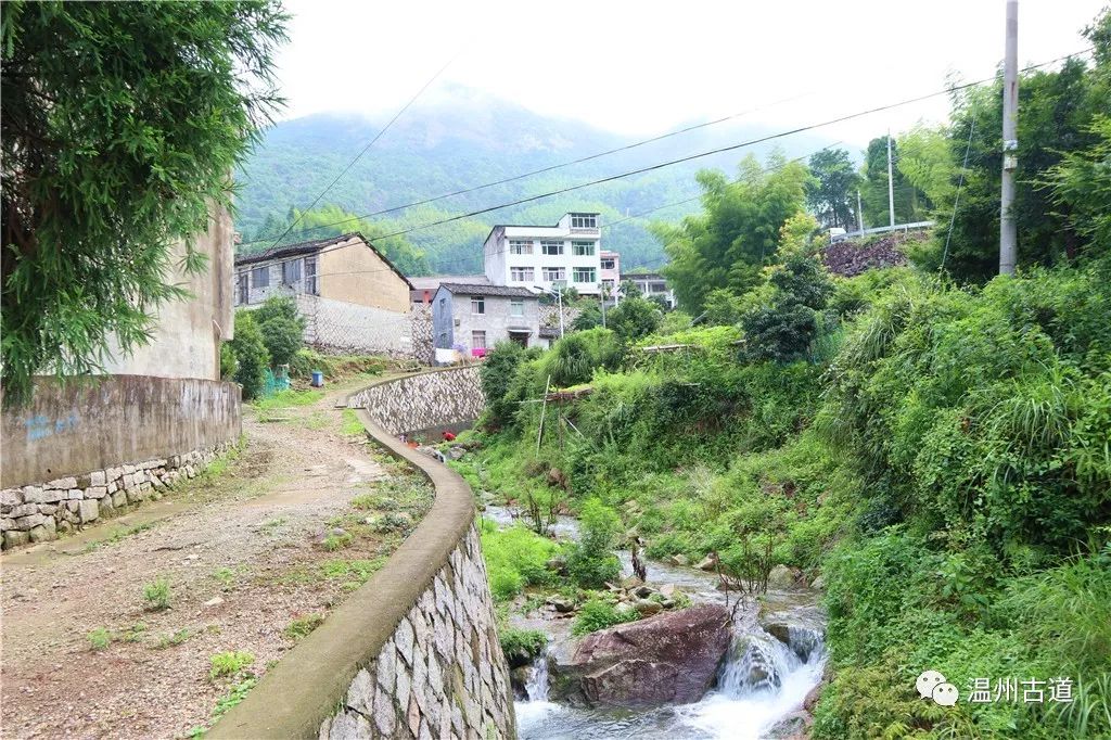 据永嘉地名志记载:炉山村有三个自然村:1,炉山:村委会驻地,鹤盛东13