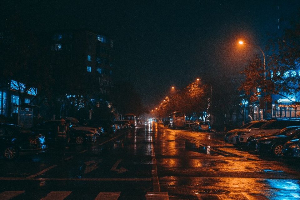 这里需要注意的是,夜晚拍摄落雨,要找光源,如霓虹灯,路灯,车灯,甚至