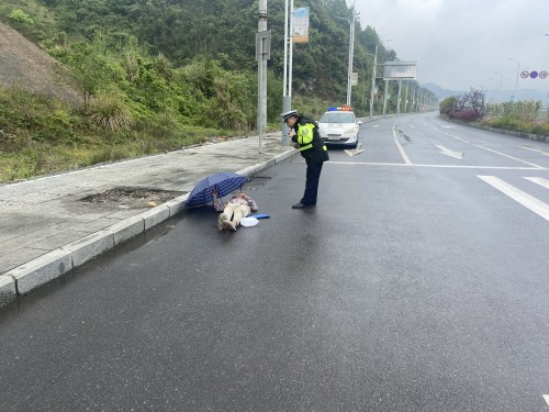 奇葩!贵州三都一醉汉卧躺车流中 把车道当床睡