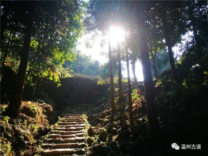 温州石垟岭古道,门槛山若嶂屏立,龙娘山尖高耸,风景如画