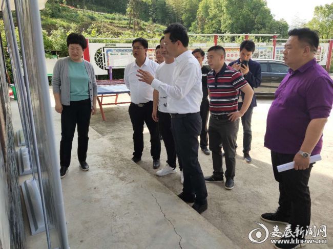 (涟源市委书记谢学龙,市委常委,市委办主任谢永东在安平镇梅家村调研"