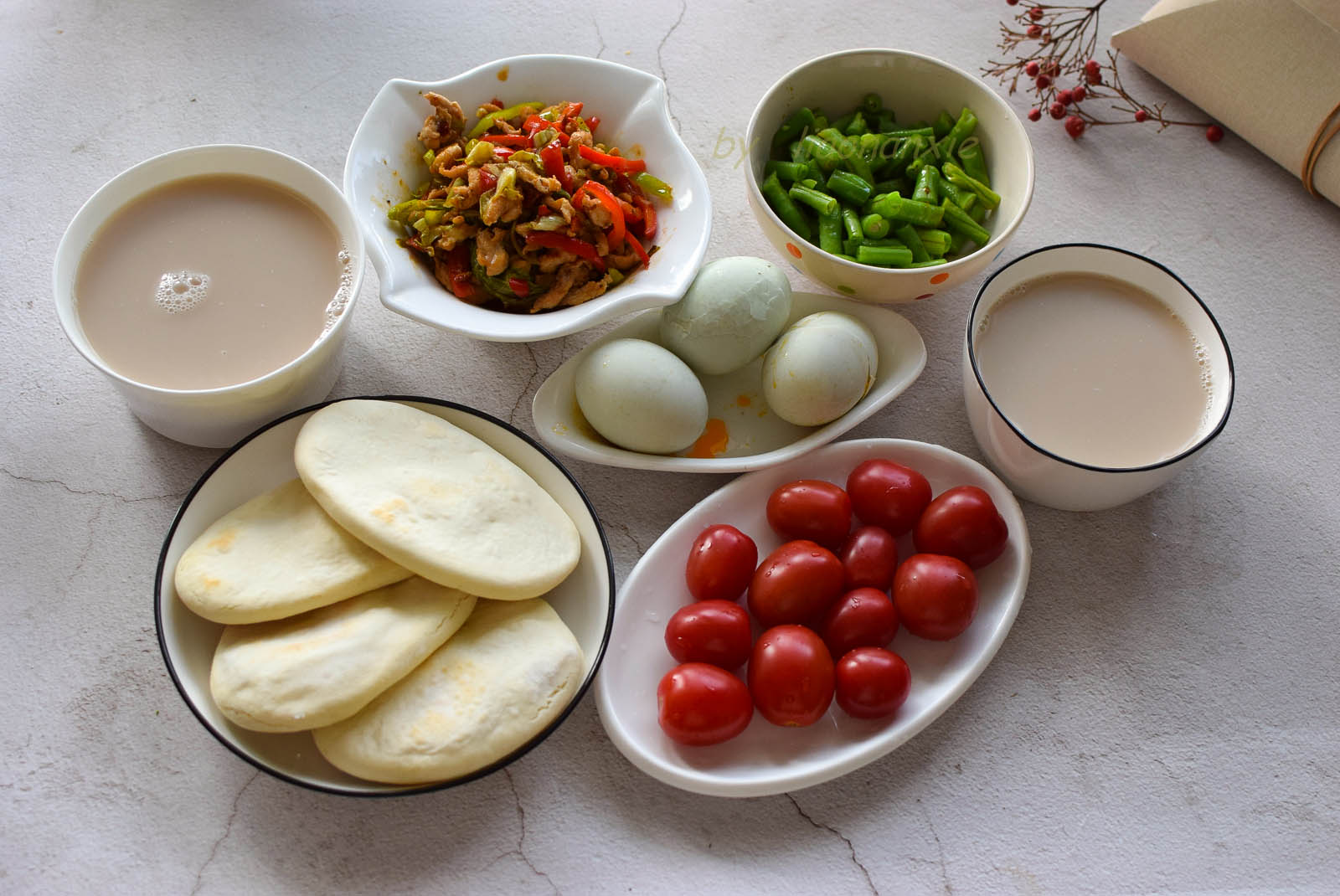 家有小学生早餐用心做烧饼夹肉孩子最爱早起一会就做好