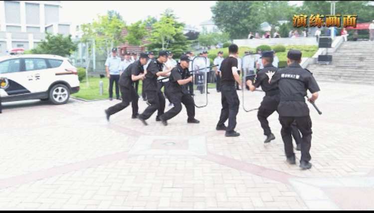 警棍盾牌防暴队形演练.