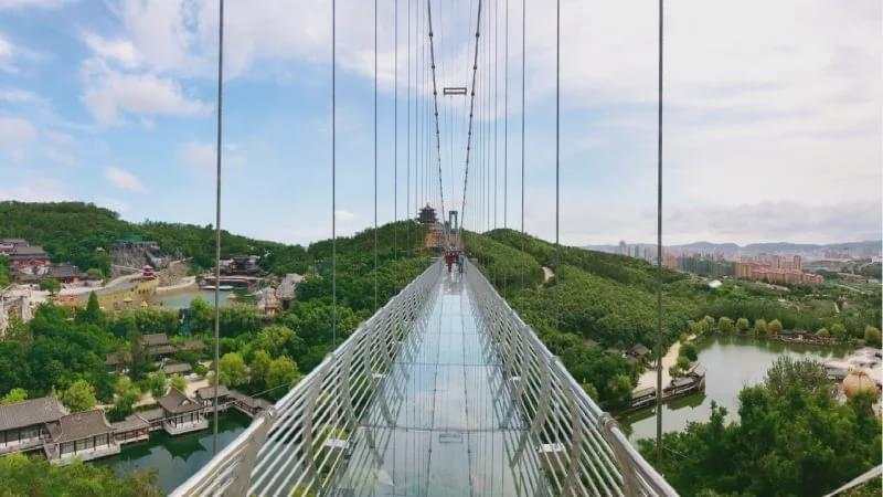 新闻详情 华夏城玻璃栈道 "愿你历尽千帆,归来仍是少年" 5d网红玻璃桥