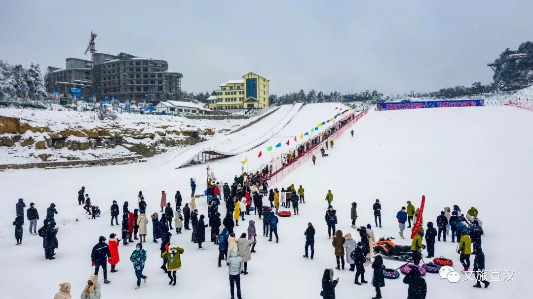 前行一段路,就看见了罗盘顶滑雪场,据说有5万多平米,里面装备齐全.