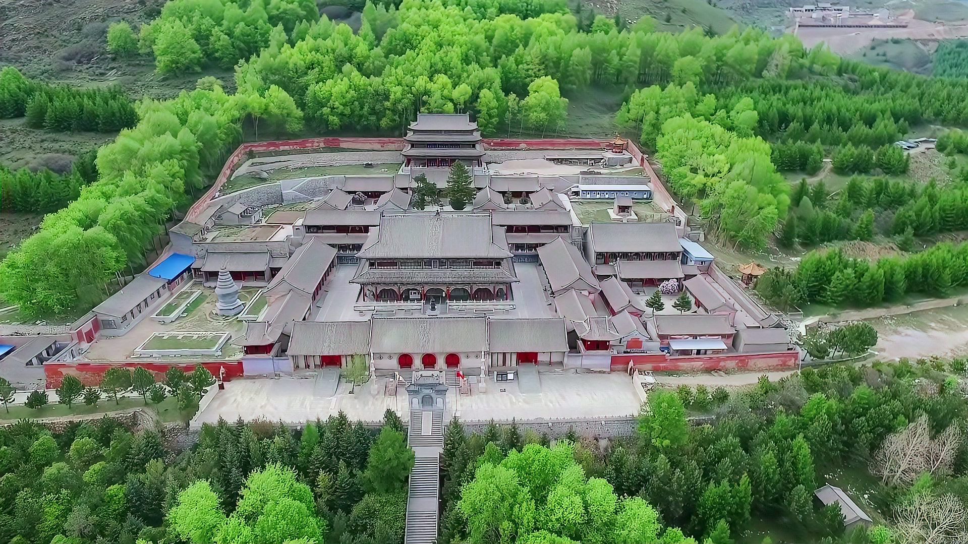 航拍五台山金阁寺依山而建气势巍峨