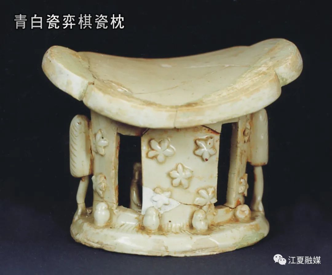 青白瓷弈棋瓷枕 【宋】 1996年11月出土于舒安官山村王麻窑址.