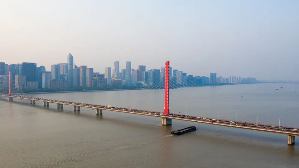 钱江三桥建设中钱江三桥:1997年1月通车,全长5700米,洋溢着中国红,又